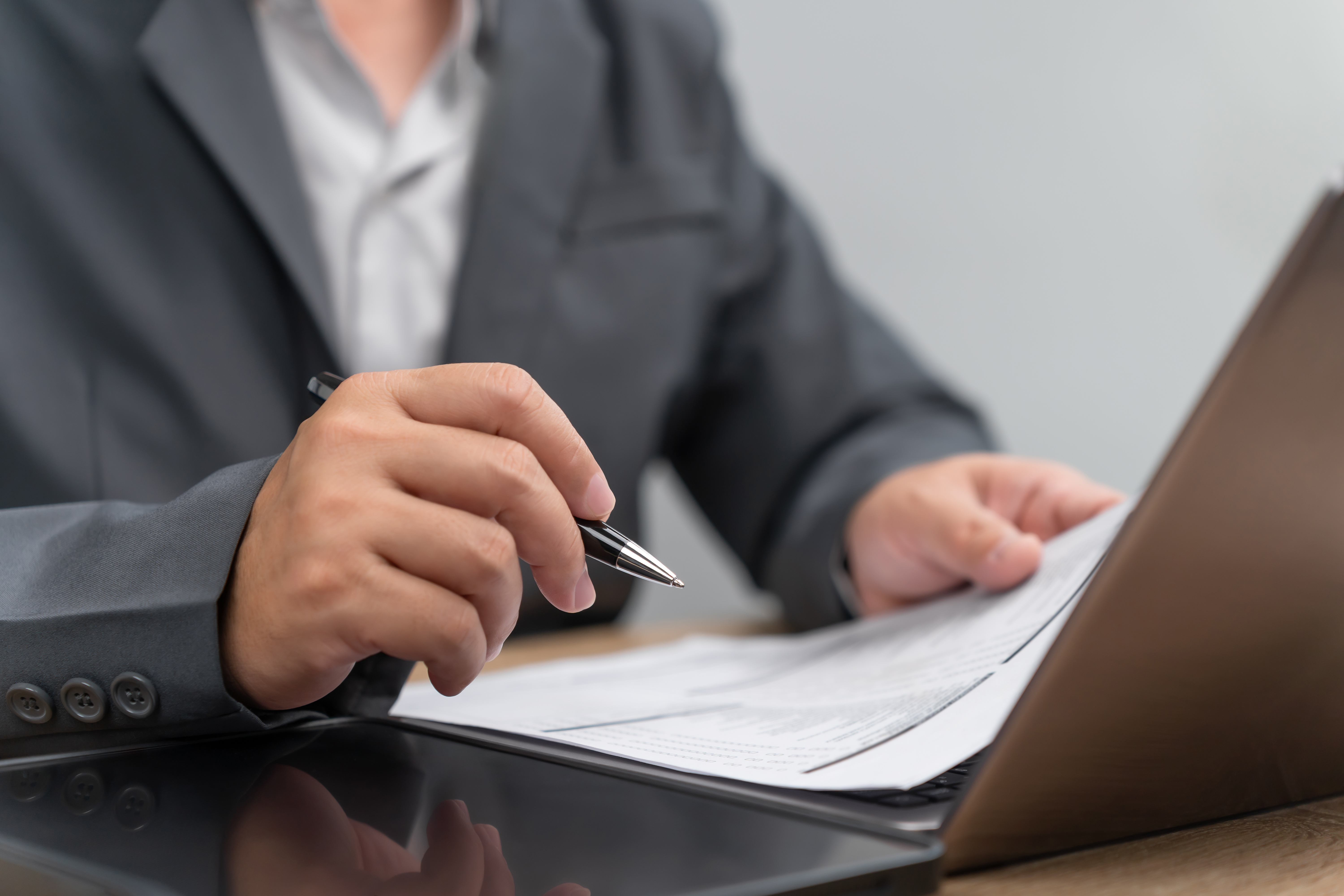 Guaranteed Cost and Large Deductible: The True Cost of Risk Professional reading a report